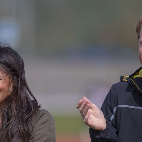 Le prince Harry et Meghan Markle ont rendu visite aux athlètes britanniques préparant les 4e Invictus Games (du 20 au 27 octobre 2018 à Sydney en Australie) sur le campus de l'Université de Bath le 6 avril 2018.