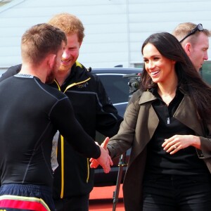 Le prince Harry et Meghan Markle ont rendu visite aux athlètes britanniques préparant les 4e Invictus Games (du 20 au 27 octobre 2018 à Sydney en Australie) sur le campus de l'Université de Bath le 6 avril 2018.