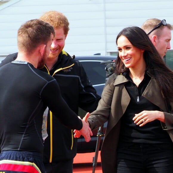 Le prince Harry et Meghan Markle ont rendu visite aux athlètes britanniques préparant les 4e Invictus Games (du 20 au 27 octobre 2018 à Sydney en Australie) sur le campus de l'Université de Bath le 6 avril 2018.