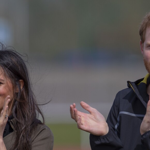 Le prince Harry et Meghan Markle ont rendu visite aux athlètes britanniques préparant les 4e Invictus Games (du 20 au 27 octobre 2018 à Sydney en Australie) sur le campus de l'Université de Bath le 6 avril 2018.