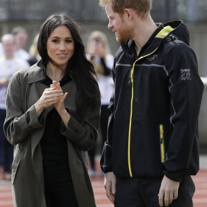 Le prince Harry et Meghan Markle ont rendu visite aux athlètes britanniques préparant les 4e Invictus Games (du 20 au 27 octobre 2018 à Sydney en Australie) sur le campus de l'Université de Bath le 6 avril 2018.