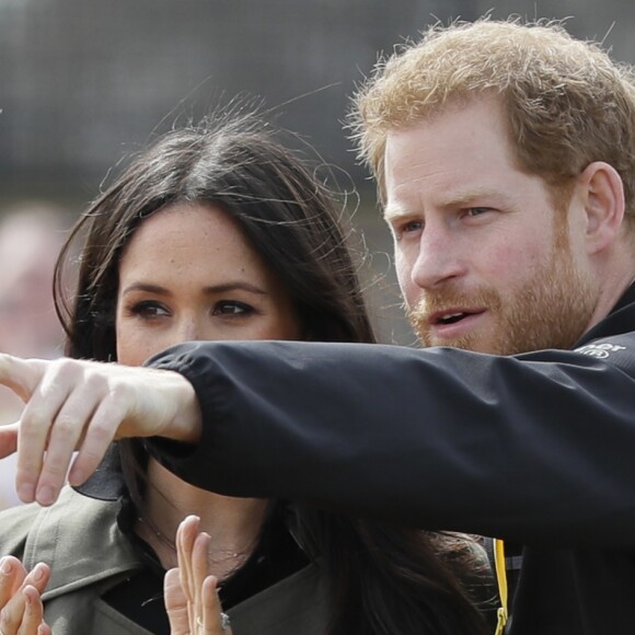 Le prince Harry et Meghan Markle ont rendu visite aux athlètes britanniques préparant les 4e Invictus Games (du 20 au 27 octobre 2018 à Sydney en Australie) sur le campus de l'Université de Bath le 6 avril 2018.