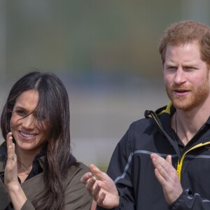 Le prince Harry et Meghan Markle ont rendu visite aux athlètes britanniques préparant les 4e Invictus Games (du 20 au 27 octobre 2018 à Sydney en Australie) sur le campus de l'Université de Bath le 6 avril 2018.