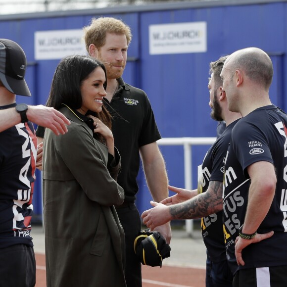 Le prince Harry et Meghan Markle ont rendu visite aux athlètes britanniques préparant les 4e Invictus Games (du 20 au 27 octobre 2018 à Sydney en Australie) sur le campus de l'Université de Bath le 6 avril 2018.