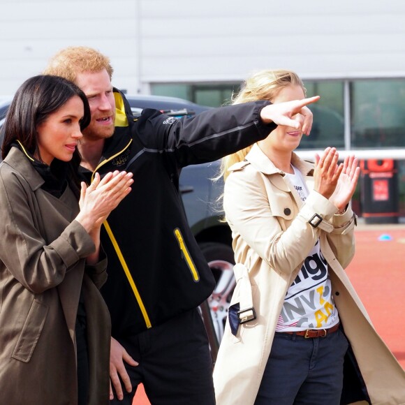 Le prince Harry et Meghan Markle ont rendu visite aux athlètes britanniques préparant les 4e Invictus Games (du 20 au 27 octobre 2018 à Sydney en Australie) sur le campus de l'Université de Bath le 6 avril 2018.