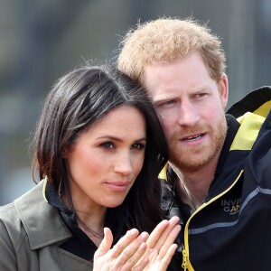 Le prince Harry et Meghan Markle ont rendu visite aux athlètes britanniques préparant les 4e Invictus Games (du 20 au 27 octobre 2018 à Sydney en Australie) sur le campus de l'Université de Bath le 6 avril 2018.