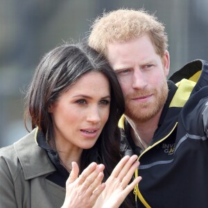 Le prince Harry et Meghan Markle, ici joue contre joue, ont rendu visite aux athlètes britanniques préparant les 4e Invictus Games (du 20 au 27 octobre 2018 à Sydney en Australie) sur le campus de l'Université de Bath le 6 avril 2018.