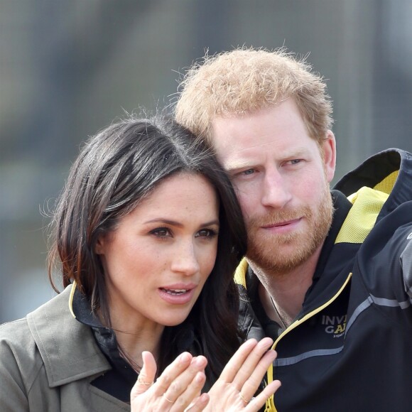 Le prince Harry et Meghan Markle, ici joue contre joue, ont rendu visite aux athlètes britanniques préparant les 4e Invictus Games (du 20 au 27 octobre 2018 à Sydney en Australie) sur le campus de l'Université de Bath le 6 avril 2018.