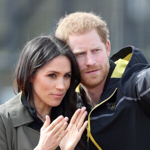 Le prince Harry et Meghan Markle ont rendu visite aux athlètes britanniques préparant les 4e Invictus Games (du 20 au 27 octobre 2018 à Sydney en Australie) sur le campus de l'Université de Bath le 6 avril 2018.