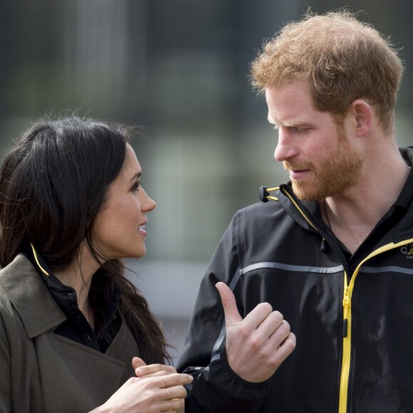 Le prince Harry et Meghan Markle ont rendu visite aux athlètes britanniques préparant les 4e Invictus Games (du 20 au 27 octobre 2018 à Sydney en Australie) sur le campus de l'Université de Bath le 6 avril 2018.