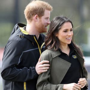 Le prince Harry et Meghan Markle, ici tactiles, ont rendu visite aux athlètes britanniques préparant les 4e Invictus Games (du 20 au 27 octobre 2018 à Sydney en Australie) sur le campus de l'Université de Bath le 6 avril 2018.