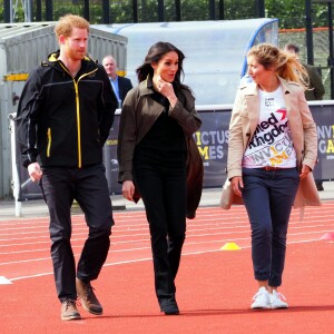 Le prince Harry et Meghan Markle ont rendu visite aux athlètes britanniques préparant les 4e Invictus Games (du 20 au 27 octobre 2018 à Sydney en Australie) sur le campus de l'Université de Bath le 6 avril 2018.