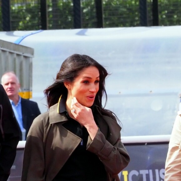 Le prince Harry et Meghan Markle ont rendu visite aux athlètes britanniques préparant les 4e Invictus Games (du 20 au 27 octobre 2018 à Sydney en Australie) sur le campus de l'Université de Bath le 6 avril 2018.