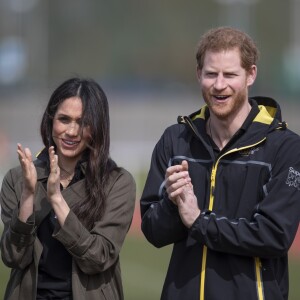 Le prince Harry et Meghan Markle ont rendu visite aux athlètes britanniques préparant les 4e Invictus Games (du 20 au 27 octobre 2018 à Sydney en Australie) sur le campus de l'Université de Bath le 6 avril 2018.