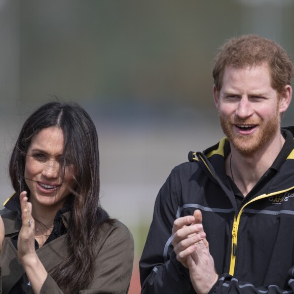 Le prince Harry et Meghan Markle ont rendu visite aux athlètes britanniques préparant les 4e Invictus Games (du 20 au 27 octobre 2018 à Sydney en Australie) sur le campus de l'Université de Bath le 6 avril 2018.