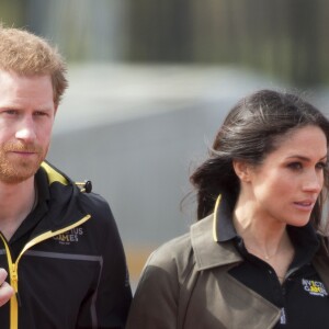 Le prince Harry et Meghan Markle ont rendu visite aux athlètes britanniques préparant les 4e Invictus Games (du 20 au 27 octobre 2018 à Sydney en Australie) sur le campus de l'Université de Bath le 6 avril 2018.