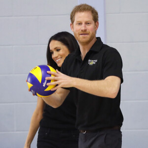 Le prince Harry et Meghan Markle ont rendu visite aux athlètes britanniques, notamment les volleyeurs, préparant les 4e Invictus Games (du 20 au 27 octobre 2018 à Sydney en Australie) sur le campus de l'Université de Bath le 6 avril 2018.