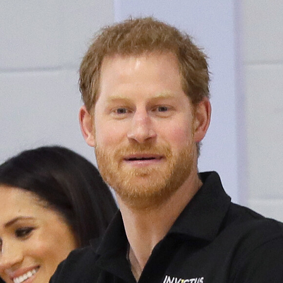 Le prince Harry et Meghan Markle ont rendu visite aux athlètes britanniques, notamment les volleyeurs, préparant les 4e Invictus Games (du 20 au 27 octobre 2018 à Sydney en Australie) sur le campus de l'Université de Bath le 6 avril 2018.