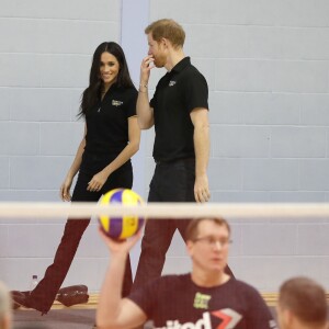 Le prince Harry et Meghan Markle ont rendu visite aux athlètes britanniques, notamment les volleyeurs, préparant les 4e Invictus Games (du 20 au 27 octobre 2018 à Sydney en Australie) sur le campus de l'Université de Bath le 6 avril 2018.