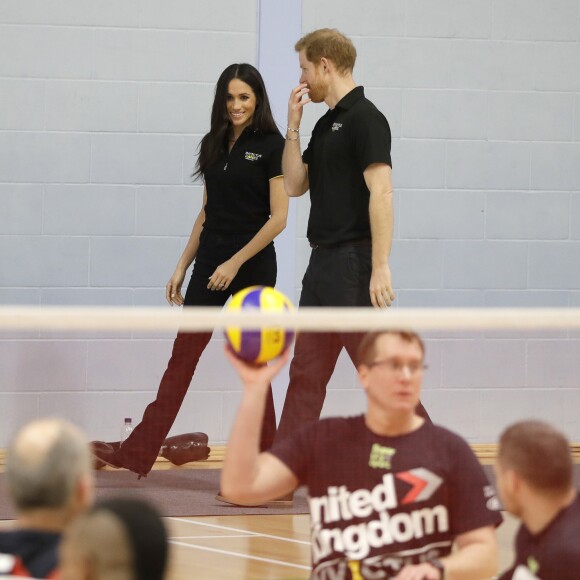 Le prince Harry et Meghan Markle ont rendu visite aux athlètes britanniques, notamment les volleyeurs, préparant les 4e Invictus Games (du 20 au 27 octobre 2018 à Sydney en Australie) sur le campus de l'Université de Bath le 6 avril 2018.