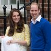 Le duc et la duchesse de Cambridge le 2 mai 2015 à la sortie de l'aile Lindo de l'hôpital St Mary avec leur fille la princesse Charlotte de Cambridge.