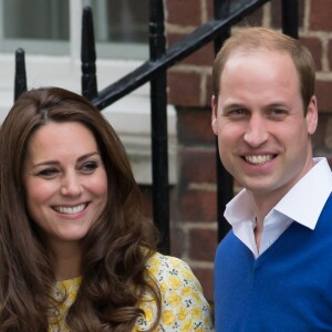 Le duc et la duchesse de Cambridge le 2 mai 2015 à la sortie de l'aile Lindo de l'hôpital St Mary avec leur fille la princesse Charlotte de Cambridge.