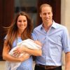 Le duc et la duchesse de Cambridge le 23 juillet 2013 à la sortie de l'aile Lindo de l'hôpital St Mary avec leur fils le prince George de Cambridge.