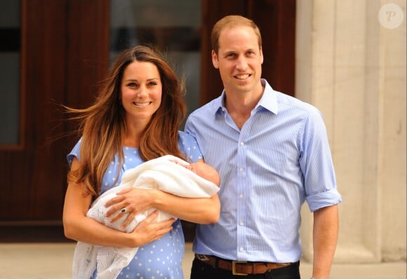 Le duc et la duchesse de Cambridge le 23 juillet 2013 à la sortie de l'aile Lindo de l'hôpital St Mary avec leur fils le prince George de Cambridge.