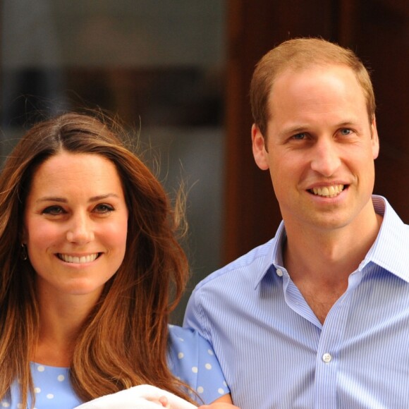 Le duc et la duchesse de Cambridge le 23 juillet 2013 à la sortie de l'aile Lindo de l'hôpital St Mary avec leur fils le prince George de Cambridge.