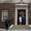 Le duc et la duchesse de Cambirdge à la maternité de l'hôpital St Mary à Londres le 2 mai 2015 lors de la naissance de la princesse Charlotte de Cambridge.