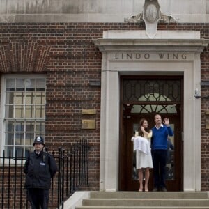 Le duc et la duchesse de Cambirdge à la maternité de l'hôpital St Mary à Londres le 2 mai 2015 lors de la naissance de la princesse Charlotte de Cambridge.