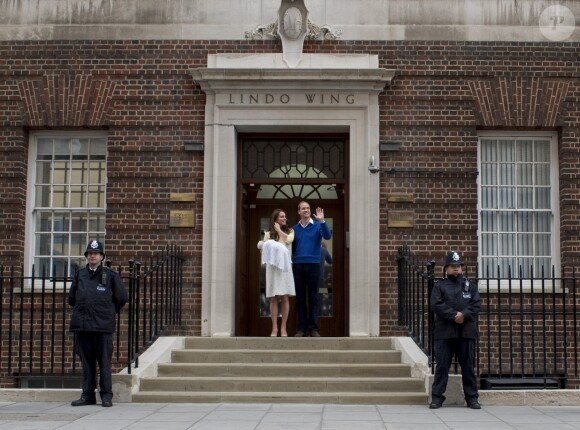 Le duc et la duchesse de Cambirdge à la maternité de l'hôpital St Mary à Londres le 2 mai 2015 lors de la naissance de la princesse Charlotte de Cambridge.