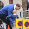 Le prince William arrive avec le prince George à la maternité de l'hôpital St Mary à Londres le 2 mai 2015 lors de la naissance de la princesse Charlotte de Cambridge.