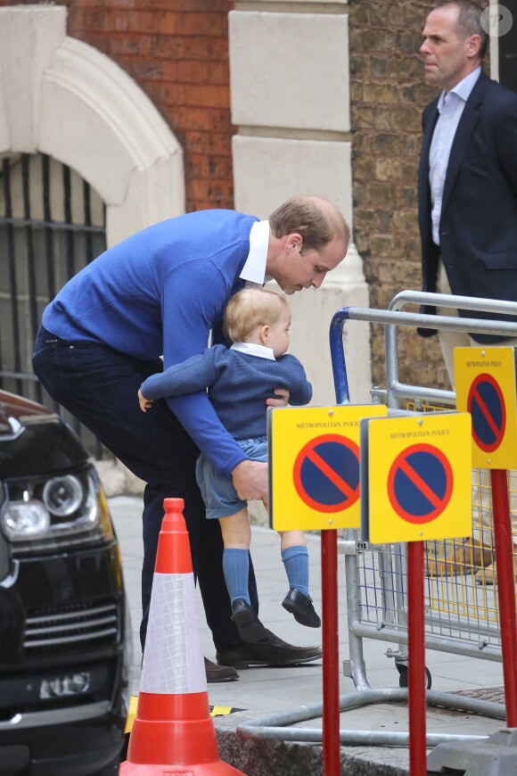 Le prince William arrive avec le prince George à la maternité de l'hôpital St Mary à Londres le 2 mai 2015 lors de la naissance de la princesse Charlotte de Cambridge.