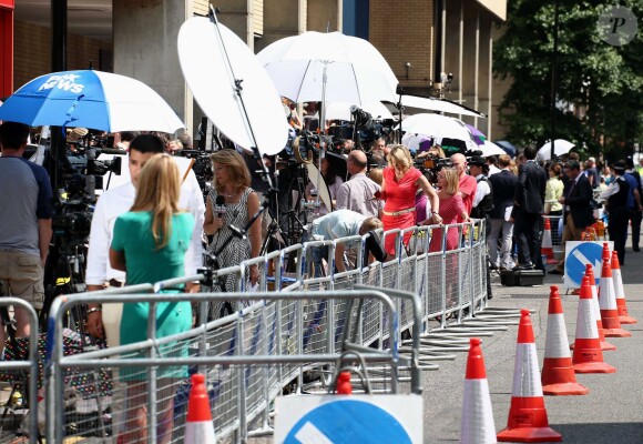 Image de l'effervescence populaire et médiatique aux abords de la maternité de l'hôpital St Mary à Londres le 22 juillet 2013 lors de la naissance du prince George de Cambridge.