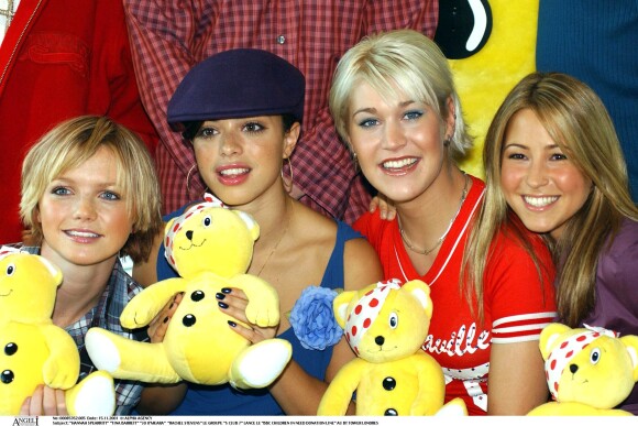 Hannah Spearritt (à gauche) avec ses amies du groupe S Club 7 en novembre 2001. De gauche à droite Tina Barrett, Jo O'Meara et Rachel Stevens.