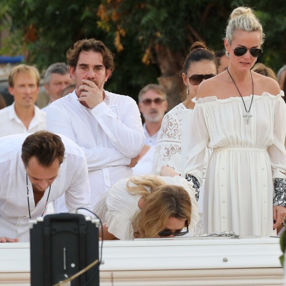 Laeticia Hallyday, David Hallyday, Laura Smet et Sebastien Farran lors des obsèques de Johnny Hallyday au cimetière de Lorient à Saint-Barthélemy, le 11 décembre 2017.