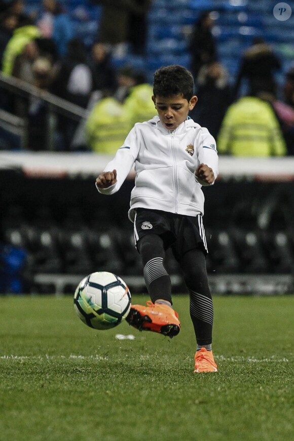 Exclusif - Cristiano Ronaldo Jr., fils de Cristiano Ronaldo, joue sur la pelouse du stade Santiago Bernabeu après le match de Liga opposant le Real Madrid au FC Getafe, le 8 mars 2018.