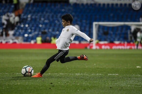 Exclusif - Cristiano Ronaldo Jr., fils de Cristiano Ronaldo, joue sur la pelouse du stade Santiago Bernabeu après le match de Liga opposant le Real Madrid au FC Getafe, le 8 mars 2018.