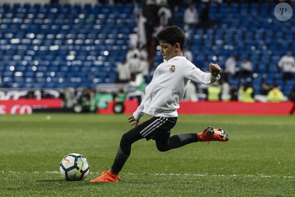 Exclusif - Cristiano Ronaldo Jr., fils de Cristiano Ronaldo, joue sur la pelouse du stade Santiago Bernabeu après le match de Liga opposant le Real Madrid au FC Getafe, le 8 mars 2018.