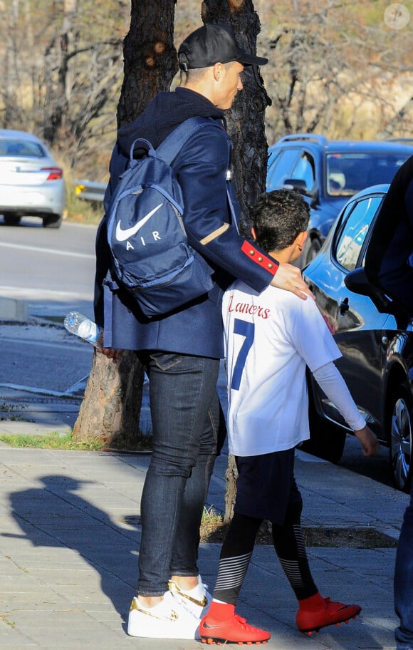 Cristiano Ronaldo se promène avec sa compagne Georgina Rodriguez et son fils Cristiano Jr. à Madrid, le 31 janvier 2018.