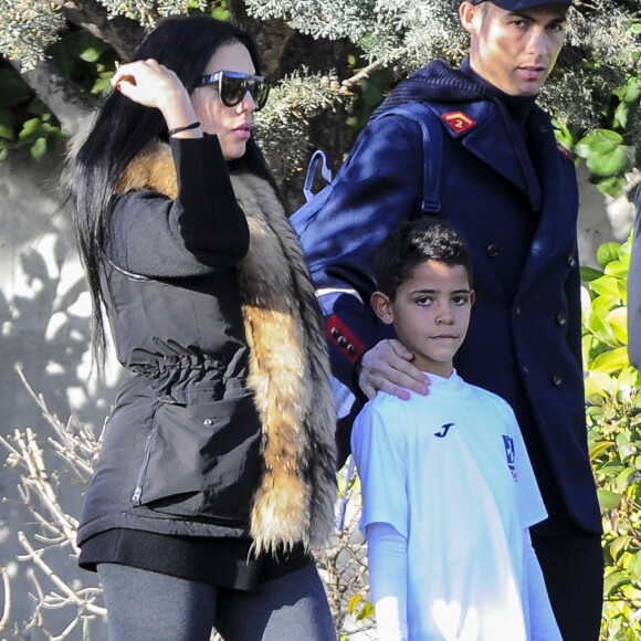 Cristiano Ronaldo se promène avec sa compagne Georgina Rodriguez et son fils Cristiano Jr. à Madrid, le 31 janvier 2018.