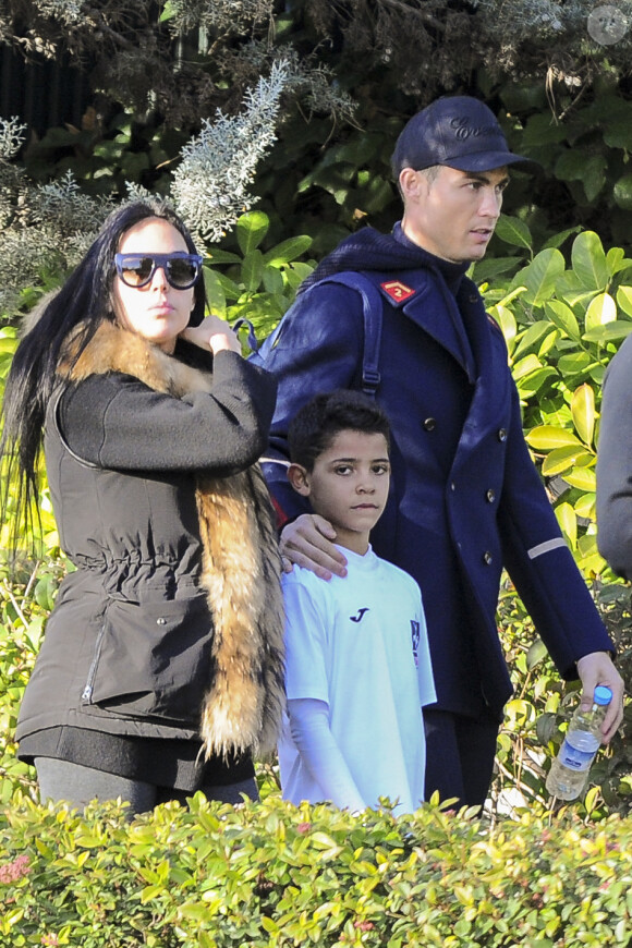 Cristiano Ronaldo se promène avec sa compagne Georgina Rodriguez et son fils Cristiano Jr. à Madrid, le 31 janvier 2018.