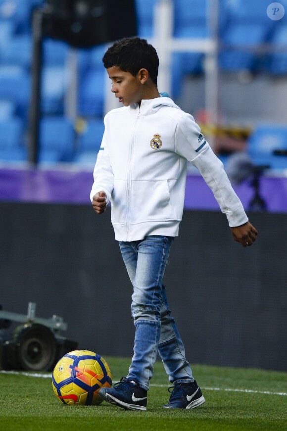 Cristiano Ronaldo Jr., fils de Cristiano Ronaldo, joue sur la pelouse du stade Santiago Bernabeu après le match de Liga opposant le Real Madrid au FC Barcelone, le 23 décembre 2017.