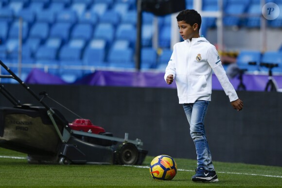 Cristiano Ronaldo Jr., fils de Cristiano Ronaldo, joue sur la pelouse du stade Santiago Bernabeu après le match de Liga opposant le Real Madrid au FC Barcelone, le 23 décembre 2017.