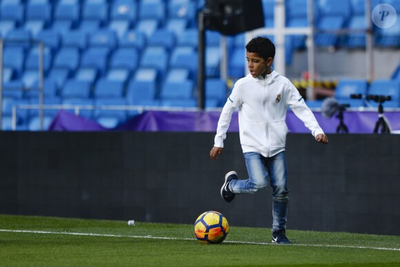 Cristiano Ronaldo Jr., fils de Cristiano Ronaldo, joue sur la pelouse du stade Santiago Bernabeu après le match de Liga opposant le Real Madrid au FC Barcelone, le 23 décembre 2017.