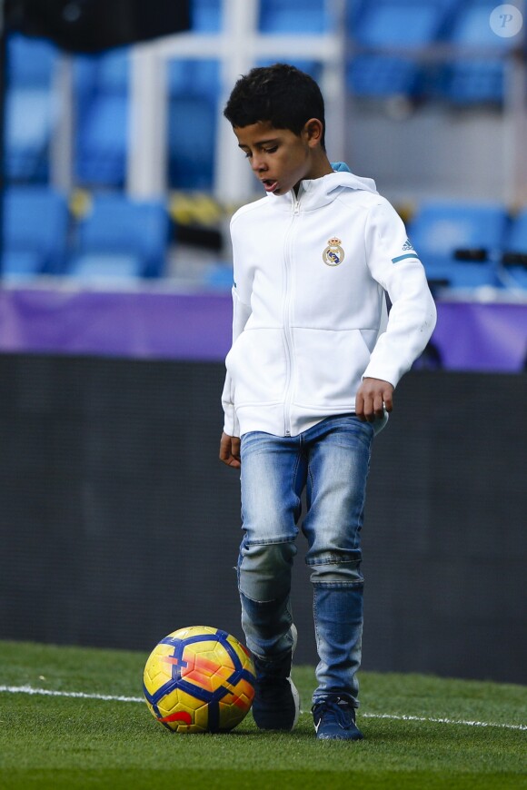 Cristiano Ronaldo Jr., fils de Cristiano Ronaldo, joue sur la pelouse du stade Santiago Bernabeu après le match de Liga opposant le Real Madrid au FC Barcelone, le 23 décembre 2017.
