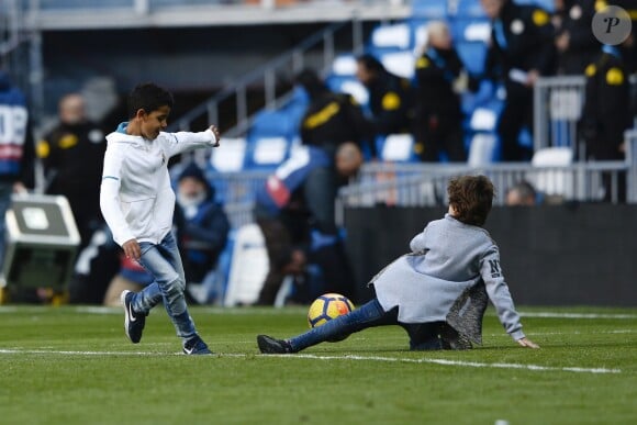 Cristiano Ronaldo Jr., fils de Cristiano Ronaldo, joue sur la pelouse du stade Santiago Bernabeu après le match de Liga opposant le Real Madrid au FC Barcelone, le 23 décembre 2017.