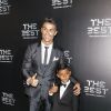 Cristiano Ronaldo avec son fils Cristiano Jr. à Londres le 23 octobre 2017 pour recevoir le prix du Meilleur joueur aux FIFA Awards. © Pierre Perusseau/Bestimage