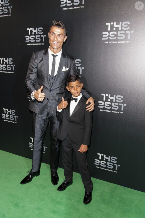 Cristiano Ronaldo avec son fils Cristiano Jr. à Londres le 23 octobre 2017 pour recevoir le prix du Meilleur joueur aux FIFA Awards. © Pierre Perusseau/Bestimage